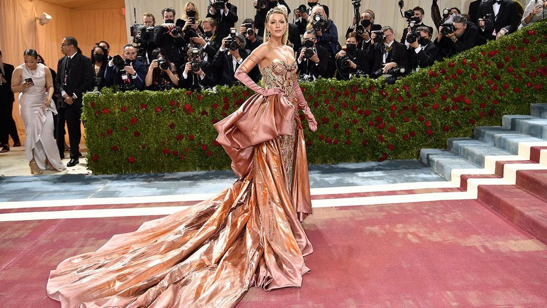 Ein Red-Carpet-Auftritt, der für Eyecatcher-Momente sorgte: Blake Lively, die Co-Moderatorin des Abends überraschte in einer perfekten Kombination aus Kleid und Make-up.