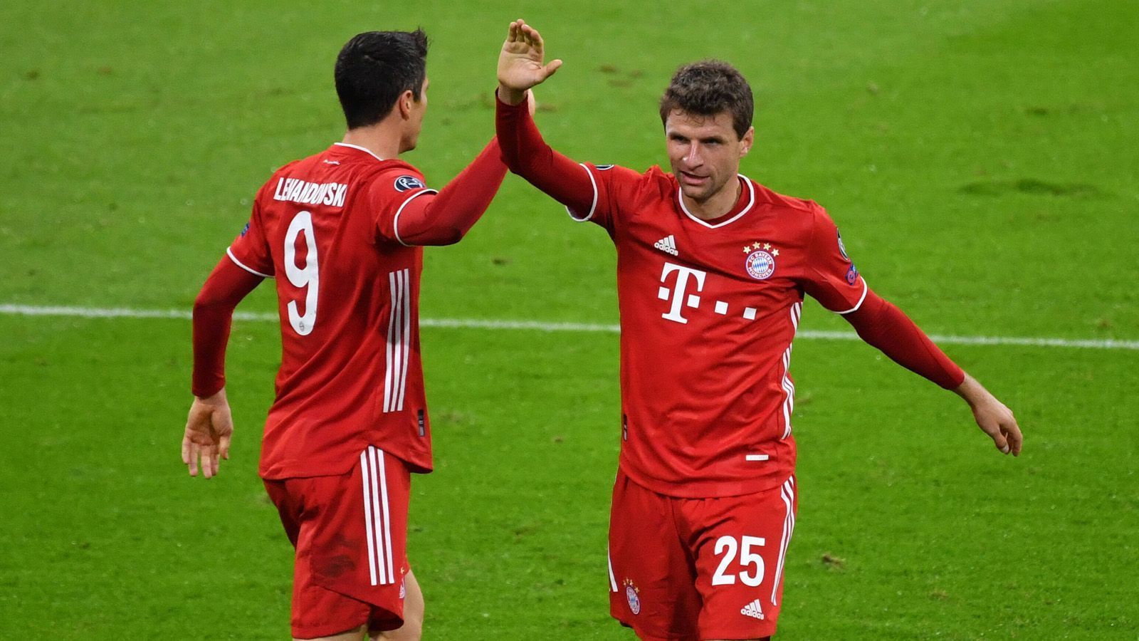 
                <strong>Mittelfeld: Thomas Müller (FC Bayern München)</strong><br>
                Seit dem Saisonstart ist Thomas Müller in Top-Form. Unter Hansi Flick ist der ehemalige Nationalspieler als hängende Spitze gesetzt, weicht ab und an auch auf die rechte Seite aus. In der Champions League gelangen Müller ein Tor und drei Vorlagen, besonders seine Präsenz auf dem Feld gibt der Bayern-Mannschaft aber oft die nötige Sicherheit.
              