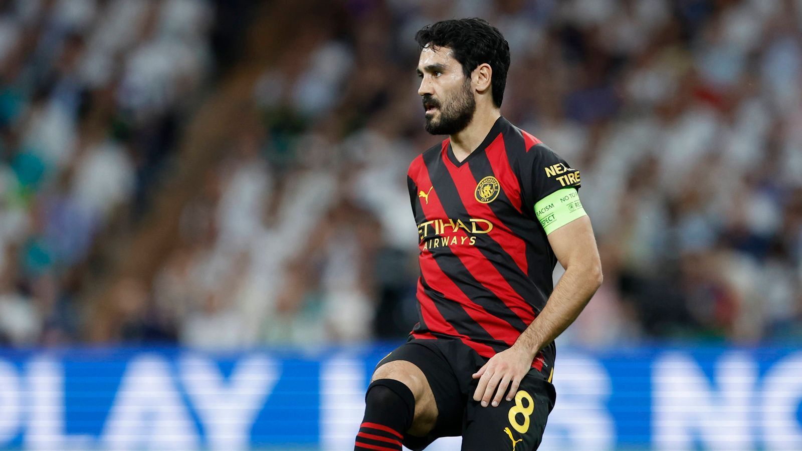 
                <strong>Ilkay Gündogan</strong><br>
                Der Kapitän von Manchester City bekommt nach einer halben Stunde bei einem Zweikampf den Ellenbogen von DFB-Kollege Antonio Rüdiger ab und bleibt lange benommen auf dem Rasen liegen. Unmittelbar vor der Halbzeit kriegt Gündogan einen harten Tritt von Kroos, die erste Halbzeit verläuft für ihn schmerzhaft. Gut erholt zeigt sich der deutsche Nationalspieler, als er vor dem 1:1 perfekt für De Bruyne auflegt. Ansonsten alles wie gewohnt, der Mittelfeldmotor hat viele Ballkontakte und eine enorm hohe Passqualität. ran-Note: 3
              