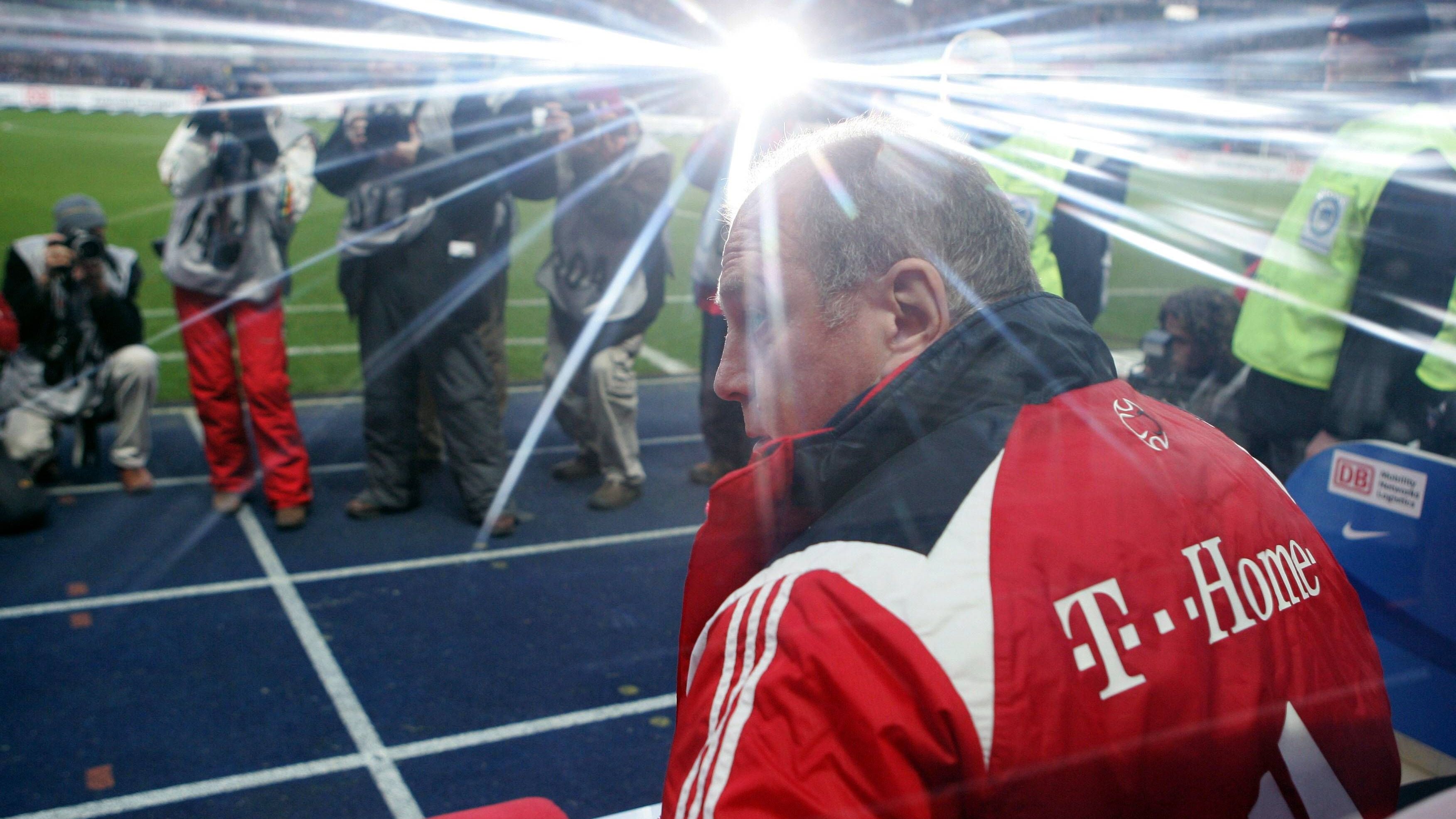 <strong>FC Bayern vs. Medien: Eine On-off-Beziehung</strong><br>Auf den FC Bayern strahlt das Scheinwerferlicht der Fernsehkameras traditionell besonders stark. An der Säbener Straße gefällt das; außer die Ausleuchtung wirft unangenehme Schatten. Denn wenn der Klub sich in der öffentlichen Darstellung ungerecht behandelt fühlt, geht er gerne zur Gegenattacke über. Eine (unvollständige) Chronologie von: FC Bayern gegen "die Medien".&nbsp;