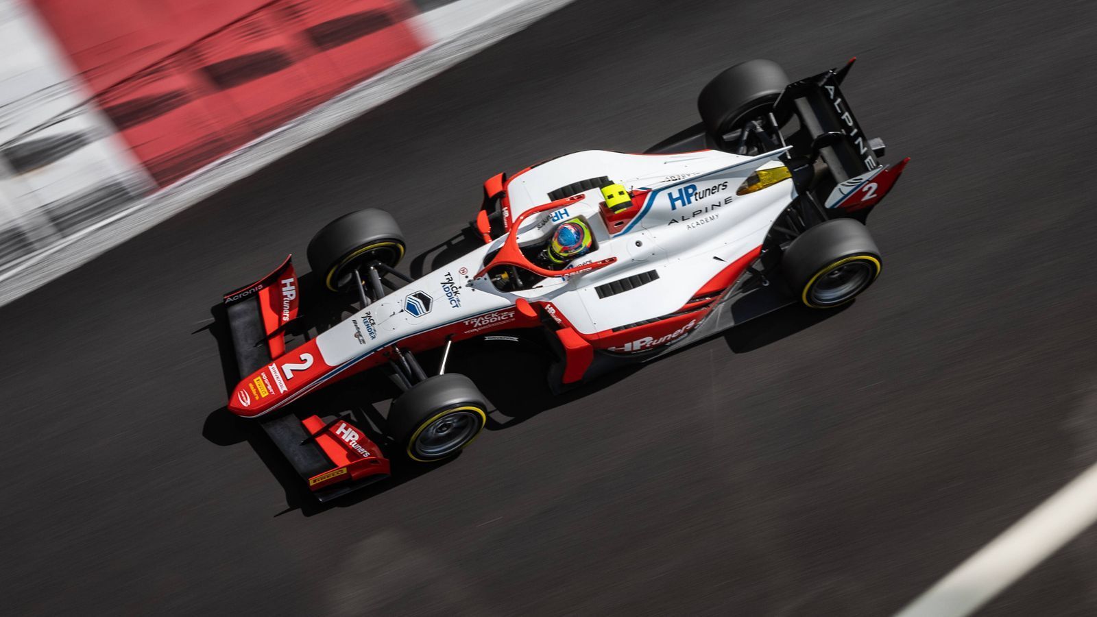 
                <strong>Seriensieger ohne Formel-1-Cockpit</strong><br>
                Und: Da Piastri bereits 2019 im Formel Renault Eurocup den Titel holte, avancierte er zum ersten Fahrer überhaupt, der in drei Jahren in Folge Champion in drei Formel-1-Ausbildungsklassen wurde. Für Piastri kam der Formel-2-Titel vielleicht sogar zu schnell: Titelgewinner dürfen nicht mehr in der Formel 2 antreten, in der Formel 1 war für 2022 allerdings kein Cockpit mehr zu haben.
              