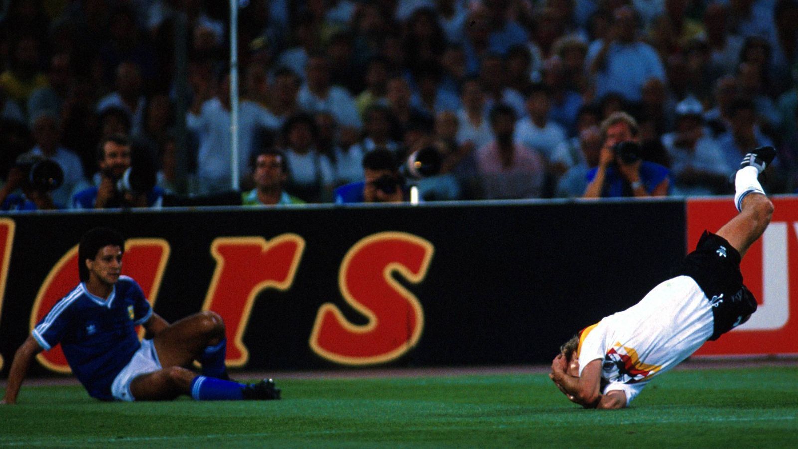 
                <strong>WM-Finale 1990: Argentinien - Deutschland</strong><br>
                Auch wenn es hier nicht so ausseht. Klinsmann überstand das Foul weitgehend unverletzt und konnte weiterspielen.
              