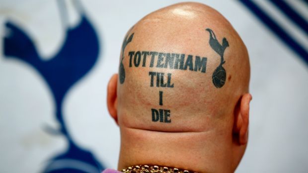 
                <strong>Die verrücktesten Tattoos der Premier-League-Fans</strong><br>
                Dieser Tottenham-Hotspur-Fan würde am liebsten der ganzen Welt seine Liebe zu den "Spurs" mitteilen. Auffälliger geht es kaum ...
              