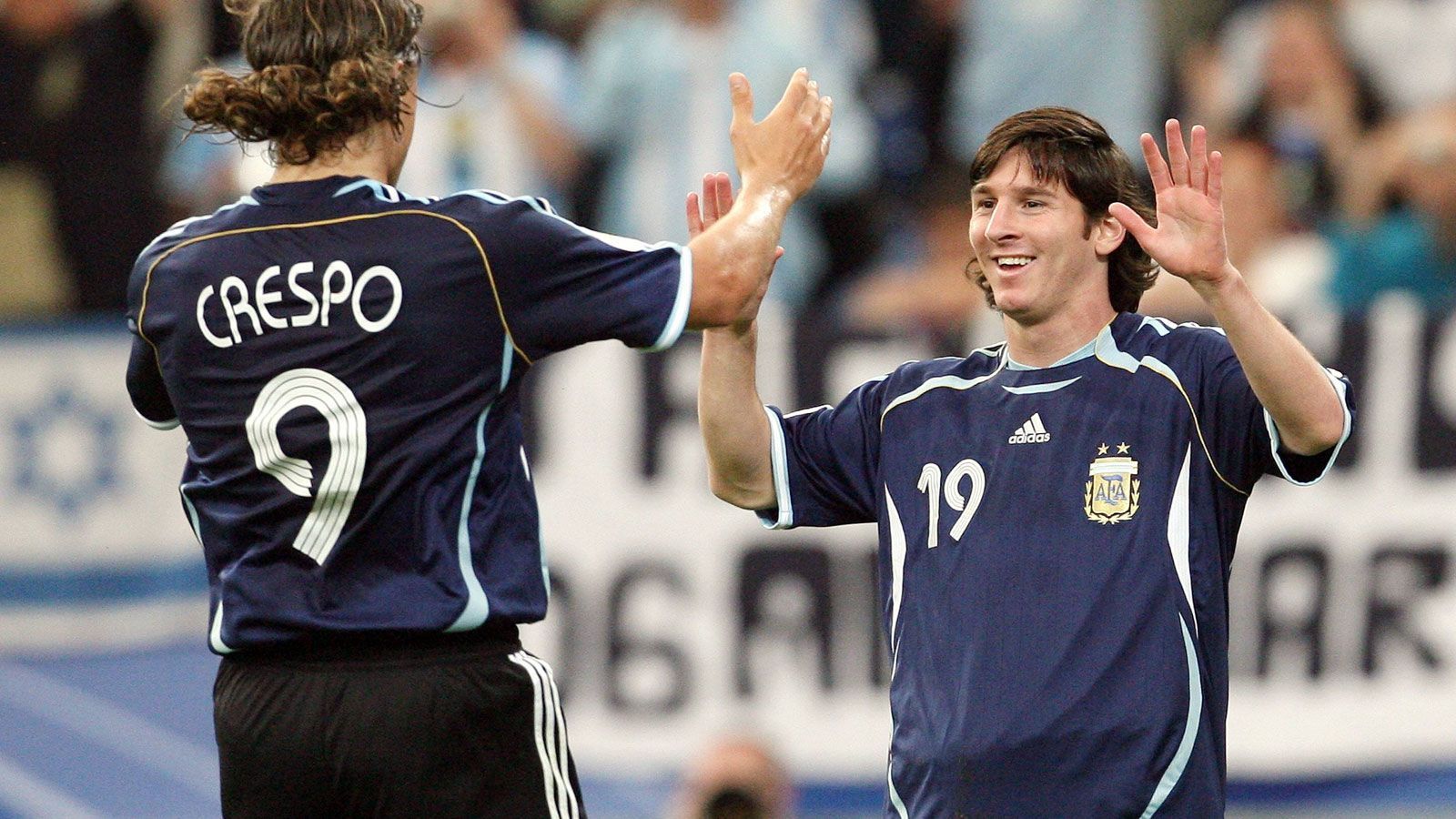 
                <strong>Platz 7: Lionel Messi (Argentinien)</strong><br>
                16. Juni 2006, Arena Auf Schalke. Ein kleines Kerlchen, "La Pulga", "der Floh" genannt, wird beim Spielstand von 3:0 gegen Serbien-Montenegro eingewechselt (74.), erzielt den Endstand zum 6:0 (88.). War damals 18 Jahre und 357 Jahre alt. Der Rest dürfte bekannt sein. Auch, dass er nie ein Tor in der K.o.-Runde einer WM erzielte. Auf den Titel wartet er auch noch.
              