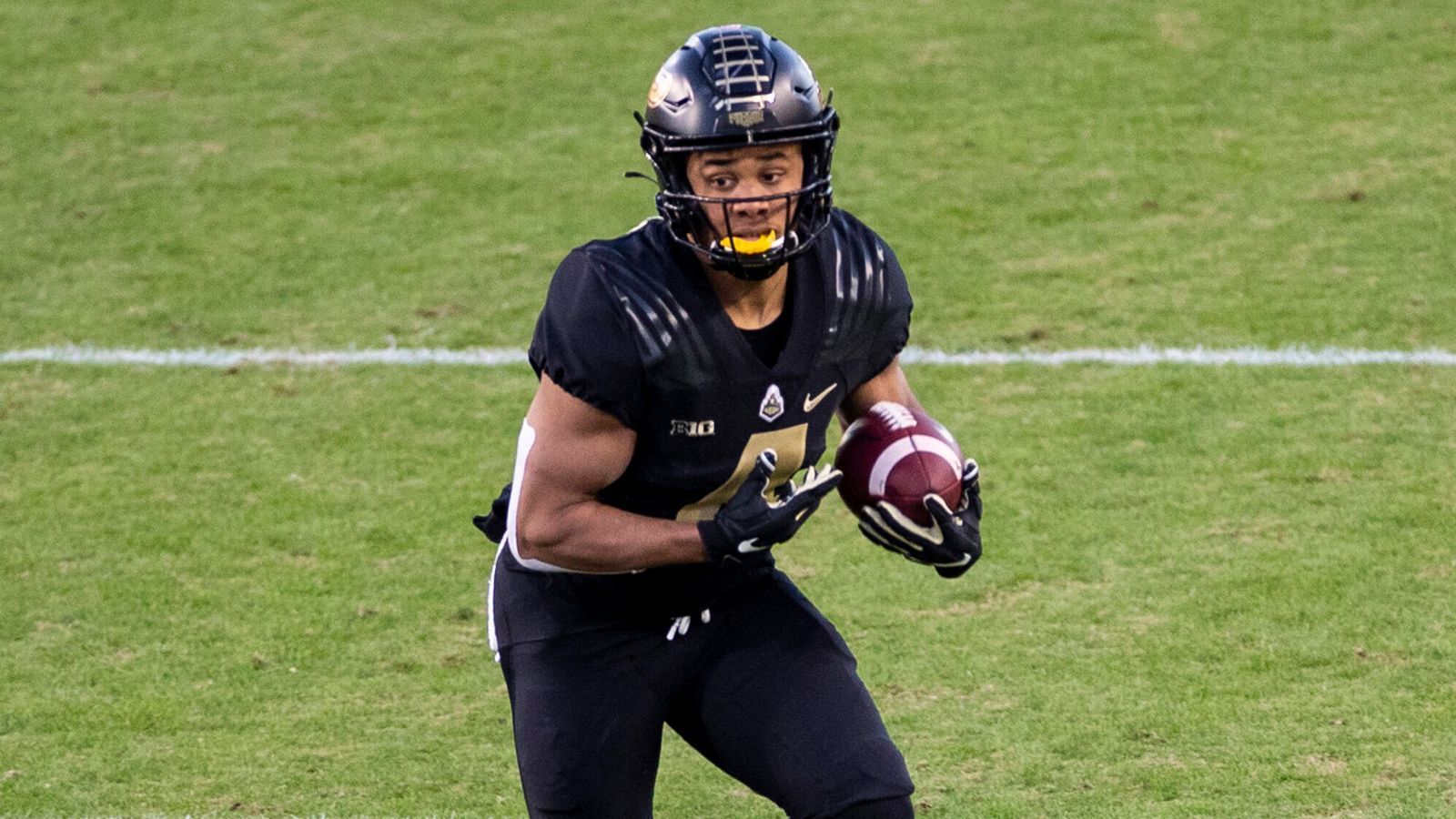 
                <strong>5. Rondale Moore (Purdue)</strong><br>
                Verletzungen haben Rondale Moore in den beiden vergangenen Saisons stets zurückgeworfen, er absolvierte 2019 und 2020 nur vier beziehungsweise drei Spiele, auch wegen eines Opt-outs. Seine Bilanz nach drei Jahren auf dem College: 178 Receptions, 1915 Yards und 14 Touchdowns. Aufgrund seiner Explosivität gehört er für "PFF" trotzdem zu den Top-Receivern. Moore soll an 25. Stelle vom Board gehen, da es nur wenig Zweifel daran gibt, dass er zu einem NFL-Schlüsselspieler reifen kann. Trotzdem bis zu einem gewissen Grad eine Wild Card.
              