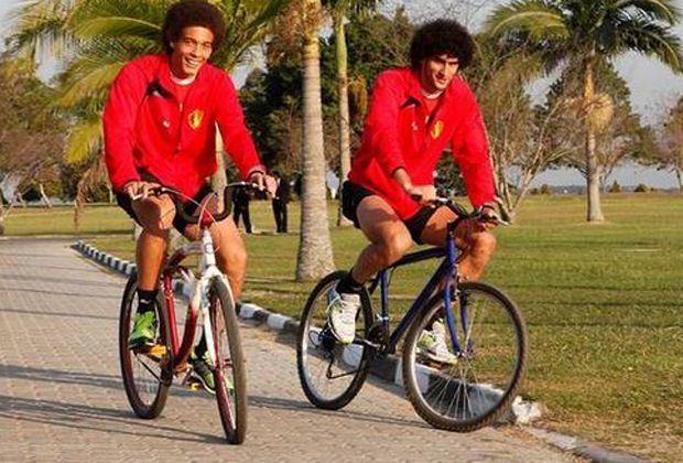 
                <strong>Zwillinge? </strong><br>
                Sehen wir jetzt schon doppelt? Axel Witsel twittert: "Auf dem Weg mit Marouane Fellaini zum Semi-Finale."
              