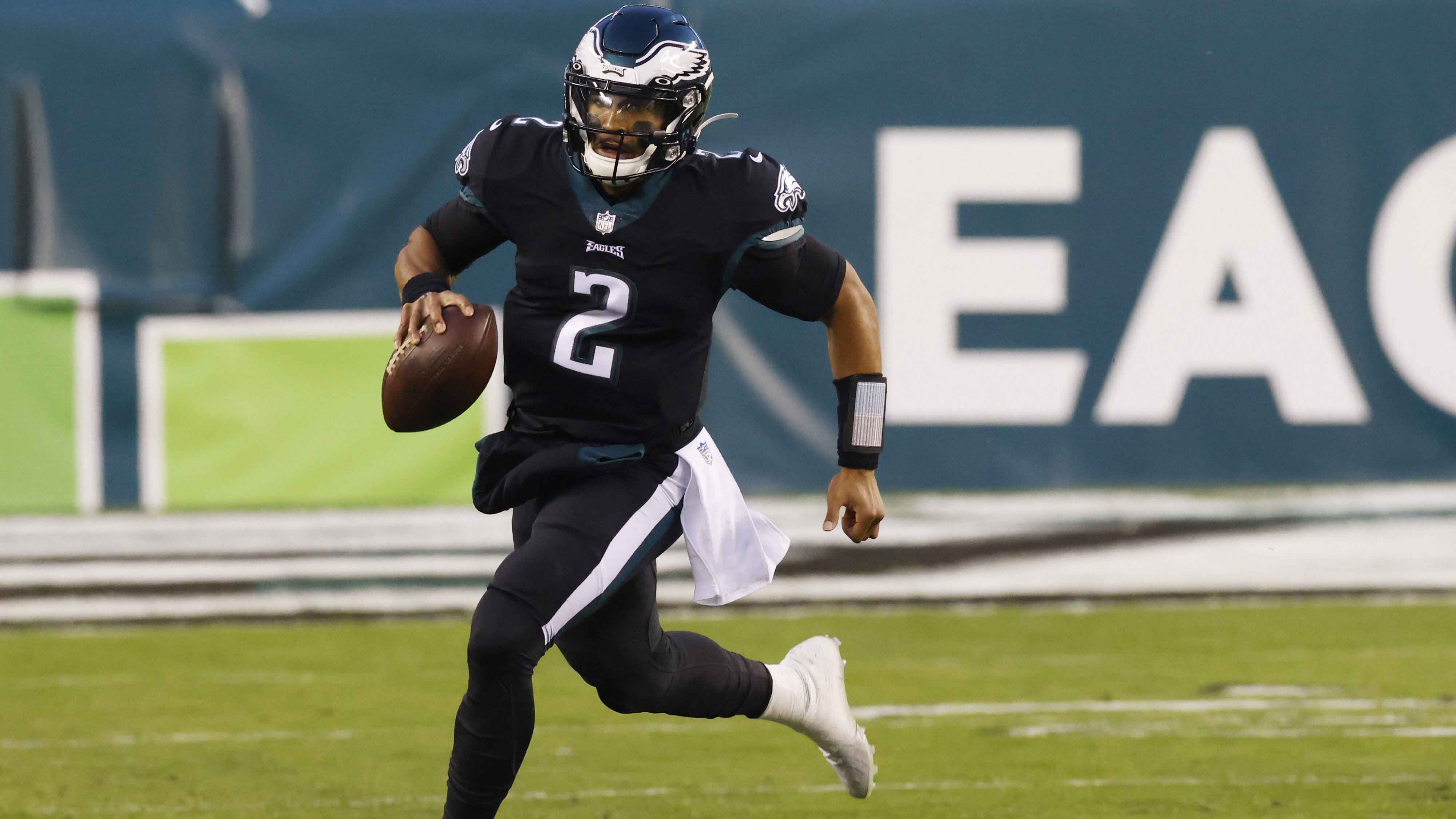 
                <strong>Jalen Hurts (22, Philadephia Eagles)</strong><br>
                Jalen Hurts ist nach dem Trade von Carson Wentz zu den Indianapolis Colts der Starting Quarterback der Philadelphia Eagles. Hurts ist innerhalb der Eagles-Franchise nicht unumstritten, nicht alle Verantwortlichen glauben demnach, dass er die langfristige Lösung auf der Quarterback-Position sein kann. Nach dem Wechsel des Head Coaches von Doug Pederson zu Nick Sirianni soll Hurts jedoch die kommende Saison Zeit bekommen, um sich zu beweisen.
              