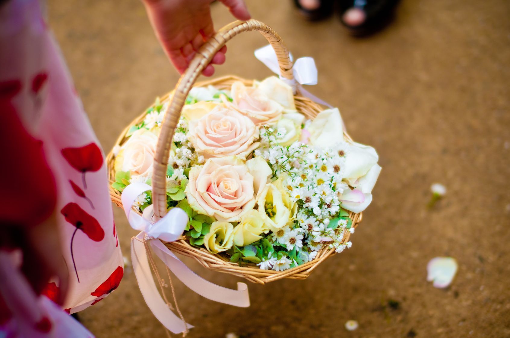 Mit einem Körbchen in der Hand ziehen Mädchen und Jungs vor dem Hochzeitspaar her und verteilen die bunten Blüten.
