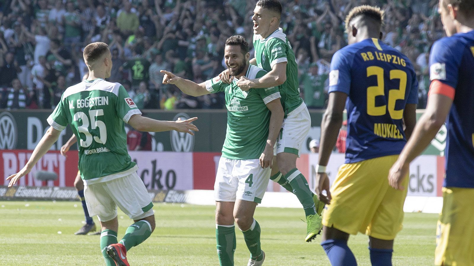 
                <strong>Letztes Tor zum Saisonabschluss</strong><br>
                Auch dank Pizarro blieben die Bremer den Europapokal-Plätzen die gesamte Saison über auf den Fersen. Mit seinem fünften Saisontreffer sicherte er am 34. Spieltag das 2:1 über RB Leipzig, das jedoch wegen mangelnder Schützenhilfe nicht für mehr als Rang acht reichte. Damit baute er seinen Rekord als ältester Torschütze auf nunmehr 40 Jahre und 227 Tage aus. Es war Pizarros 197. Bundesligatreffer. Bereits im Vorfeld der Partie vermeldete der Verein die Vertragsverlängerung des Peruaners, was zu dem Zeitpunkt eine vorzügliche Idee zu sein schien.
              