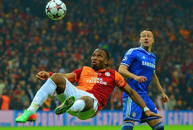 
                <strong>Galatasaray Istanbul - FC Chelsea 1:1</strong><br>
                Duell der Routiniers: John Terry beobachtet Didier Drogba bei einer artistischen Einlage. Den Willen kann man den Gastgebern zu keiner Zeit der Partie absprechen.
              