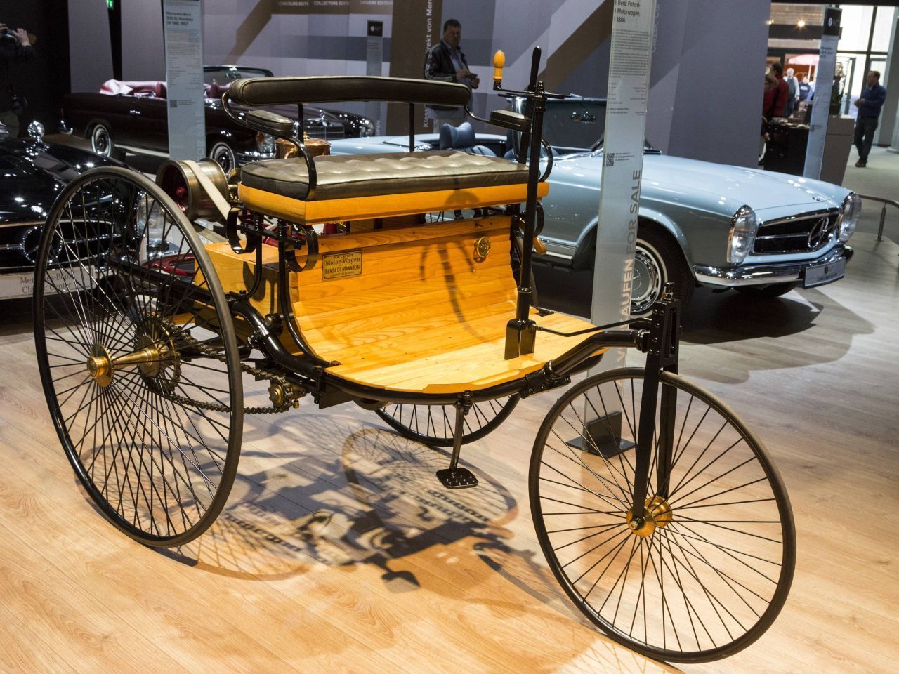 Das erste Auto der Welt, der Benz Motorwagen Nummer 1, hatte nur drei Räder, aber einen Verbrennungsmotor. 