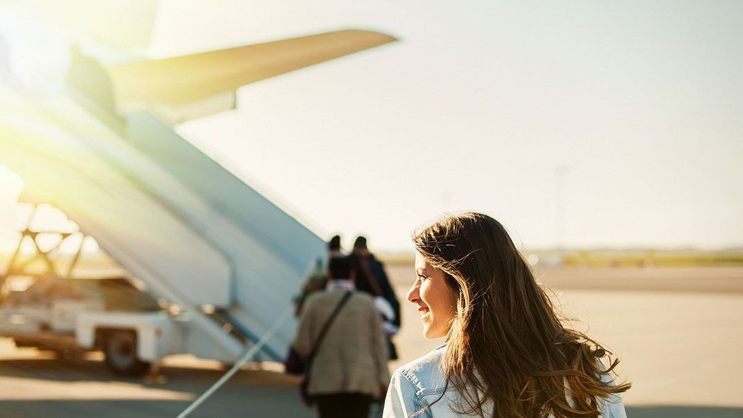 Auf welche Make-up- und Pflege-Produkte du in der Flugkabine nicht verzichten solltest, verraten wir dir hier!