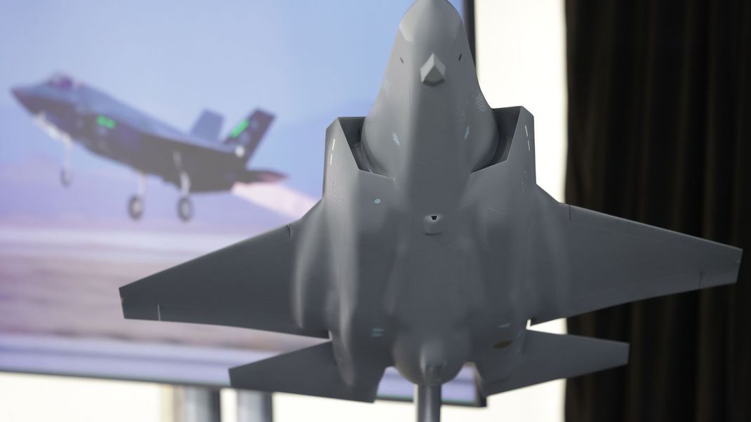 Das Modell des amerikanischen Tarnkappenbombers F35 - in Weeze soll künftig dessen Rumpfmittelteil gefertigt werden.