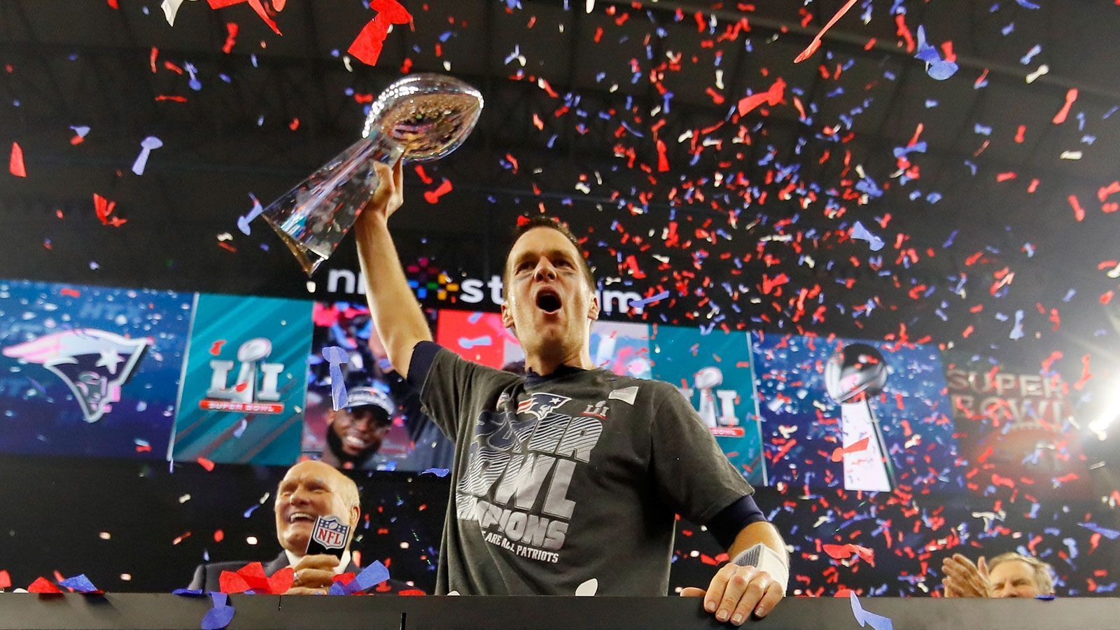 
                <strong>Tom Brady</strong><br>
                Im Grunde kennt man ihn ja nur noch als G.O.A.T., den Greatest Of All Time. Aber auch bevor Tom Brady sich zu diesem Status aufschwang, hab es schon einige Spitznamen für den fünfmaligen Super-Bowl-Champion: Tom Terrific, Touchdown Tom, Comeback Kid, Sir oder auch "Der Pharao". Den letzten hat er vom ehemaligen Teamkollegen Takeo Spikes. Der erklärte es so: "Es gibt verschiedene Dinge die wichtig, für das Spiel sind. Er hat bei allen das Maximum erreicht. Und er hat immer noch das Feuer in sich. Er macht immer weiter."
              