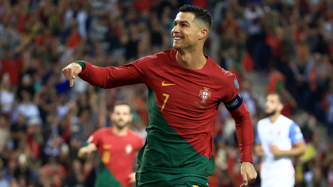 Die meisten Einnahmen fließen in der Spielzeit 2023/24 auf das Konto von Cristiano Ronaldo. Forbes schätzt diese auf rund 260 Millionen US-Dollar.