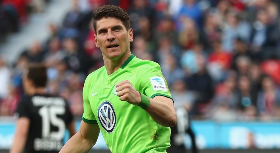 
                <strong>VfL Wolfsburg vs. SC Freiburg</strong><br>
                VfL Wolfsburg vs. SC Freiburg (Mittwoch, ab 19.30 Uhr im Liveticker): Spätestens nach dem vergangenen Spieltag sollten die Freiburger vor Mario Gomez gewarnt sein. Sein Dreierpack in nicht einmal acht Minuten gegen Bayer 04 war mehr als beeindruckend. Der Wolfsburger Stürmer würde wohl gerne gegen den SC zum Wiederholungstäter werden - und sein Team damit im Abstiegskampf zum wichtigen Punktgewinn führen. Es muss ja aber nicht gleich wieder ein Hattrick sein, gegen angeschlagene Freiburger (2:5-Debakel gegen Bremen) könnte auch ein Doppelpack reichen. ran.de-Tipp: 2:0
              