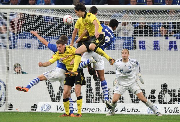 
                <strong>Neuer gegen Lewandowski</strong><br>
                "Ich erinnere mich nur zu gut daran, dass ich mein erstes Bundesliga-Tor gegen Schalke erzielte, mit Neuer zwischen den Pfosten", sagt Lewa schmunzelnd. Am 19. September 2010 feiert er beim 3:1-Sieg auf Schalke sein Tordebüt.
              