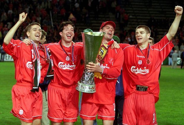 
                <strong>Erster großer Titel für Gerrard</strong><br>
                Seinen ersten internationalen Pokal gewinnt er bereits in seinem dritten Jahr bei den Reds, als das Team 2001 im Dortmunder Westfalenstadion nach einem irrwitzigen 5:4 nach Golden Goal gegen CD Alaves den UEFA-Cup gewann. 
              