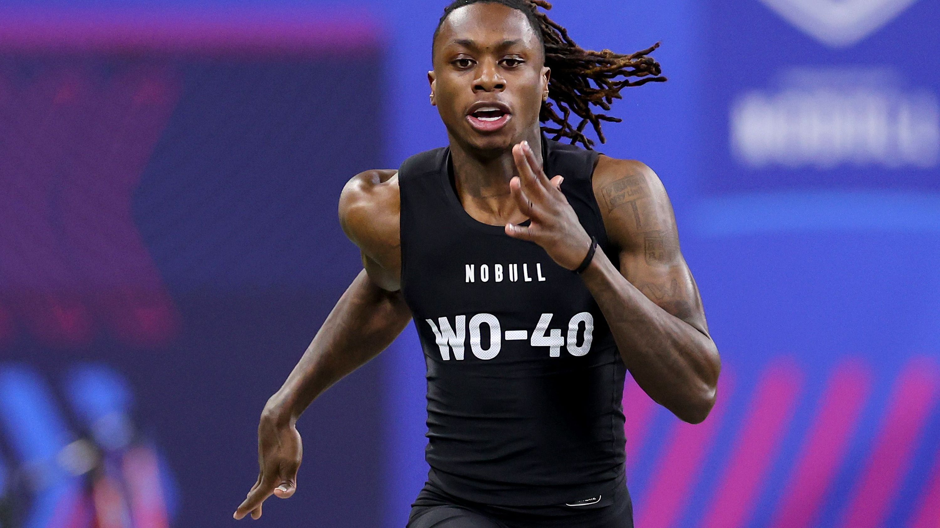 <strong>40 Yard Dash (40 Yard Sprint): 4,21 Sekunden</strong><br>Der Rekord über die 40 Yards wurde erst vergangenes Jahr aufgestellt! Wide Receiver Xavier Worthy, mittlerweile bei den Kansas City Chiefs, konnte die Bestleistung von John Ross aus dem Jahr 2017 um eine Hundertstelsekunde verbessern. 4,21 Sekunden lautet der neue Top-Wert.