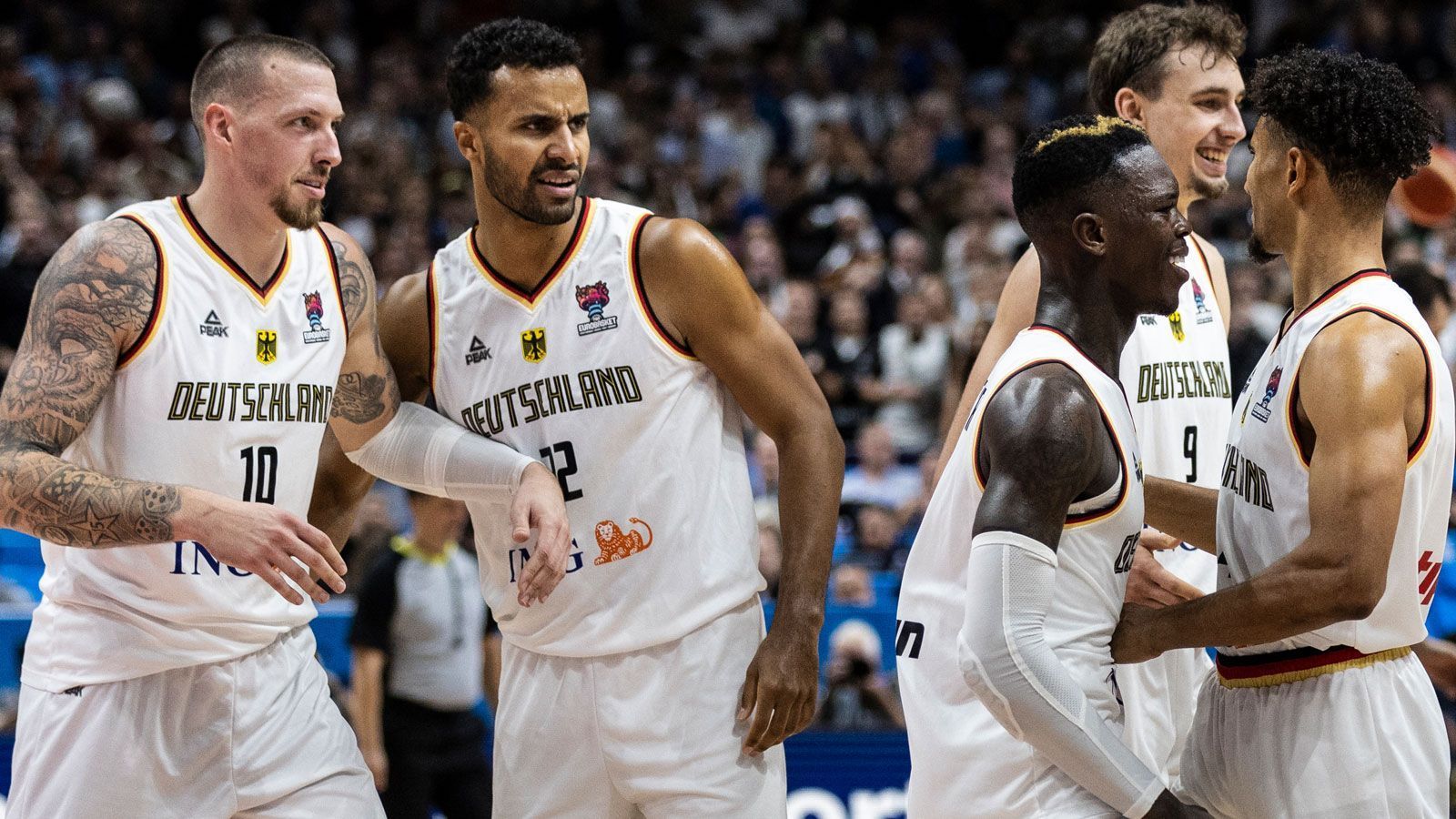 
                <strong>Das sind Deutschlands Basketball-Helden</strong><br>
                Deutschland begeistert bei der Basketball-Europameisterschaft im eigenen Land und steht völlig überraschend im Halbfinale. Bevor es am Freitag gegen Weltmeister Spanien (Liveticker auf ran.de) um den Einzug ins Endspiel geht, stellt ran die Helden des DBB einzeln vor.
              