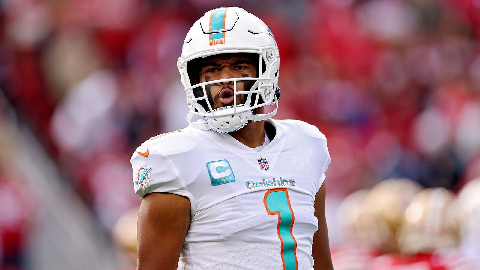 
                <strong>Verlierer: Tua Tagovailoa (Miami Dolphins)</strong><br>
                Die Offensive der Miami Dolphins lief über weite Strecken diese Saison auf Hochtouren, gegen die San Francisco 49ers erlebte sie allerdings einen Dämpfer. Quarterback Tua Tagovailoa unterliefen gegen die starke 49ers-Defense einige ungewohnte Fehlwürfe. Mehrfach platzierte er den Ball zu hoch oder zu weit in den Rücken seiner Passempfänger. Zudem gingen zwei Interceptions und ein verlorener Fumble auf das Konto des ehemaligen Erstrunden-Picks. Gegen die Los Angeles Chargers muss er wieder zu alter Stärke finden. 
              