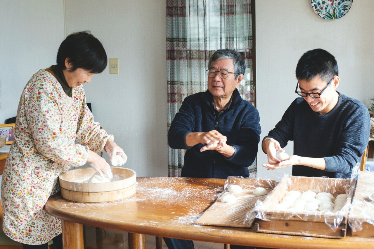 Kloß im Hals: In Japan gibt es Mochi-Klöße zum neuen Jahr. Das traditionelle Gericht ist aus Reis und sehr trocken. Vorsicht, Verschluckgefahr! Wegen des kulinarischen Brauchs sind die Sanitäter jedes Jahr voll auf Trab.