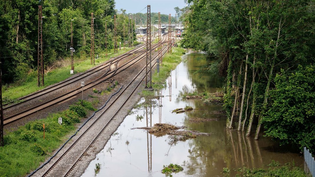 Nach den starken Unwettern in Süddeutschland sind viele Zugstrecken wieder freigegeben.