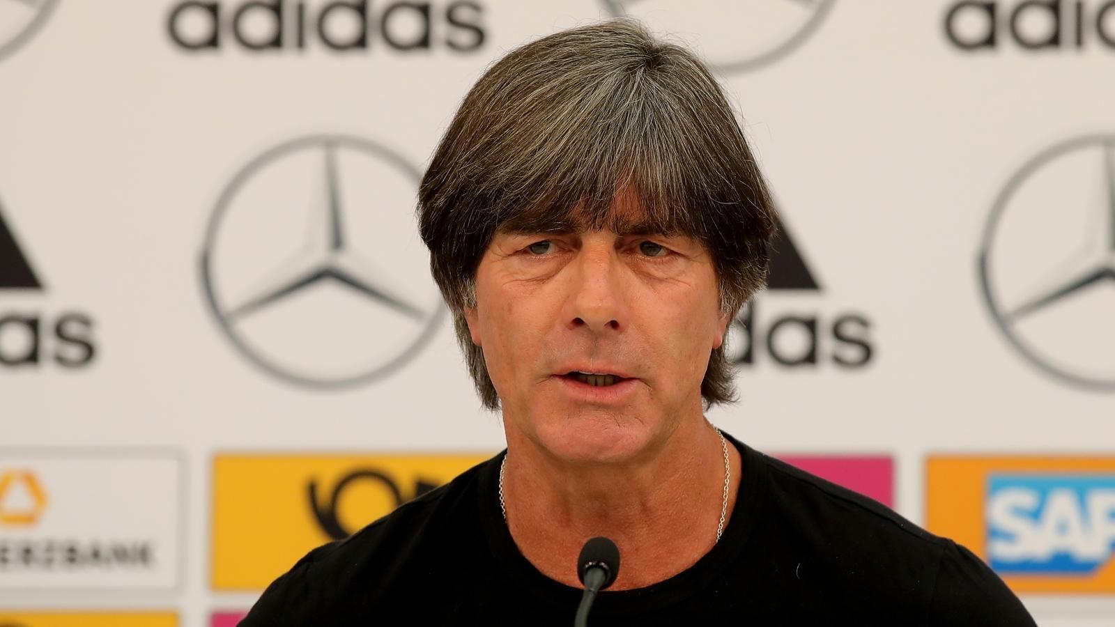 
                <strong>15. Mai: Kaderbekanntgabe von Joachim Löw</strong><br>
                Joachim Löw beruft Özil und Gündogan in sein vorläufiges WM-Aufgebot, obwohl auch er verstimmt ist. "Das war keine glückliche Aktion", sagt der Bundestrainer über die Fotos und kündigt ein Gespräch an. Sanktionen oder ein Verzicht auf beide sei aber "zu keiner Sekunde" Thema gewesen. Yildirim Demiroren, Präsident des türkischen Verbandes, nennt Grindels Kommentar vom Vortag "verleumderisch".
              