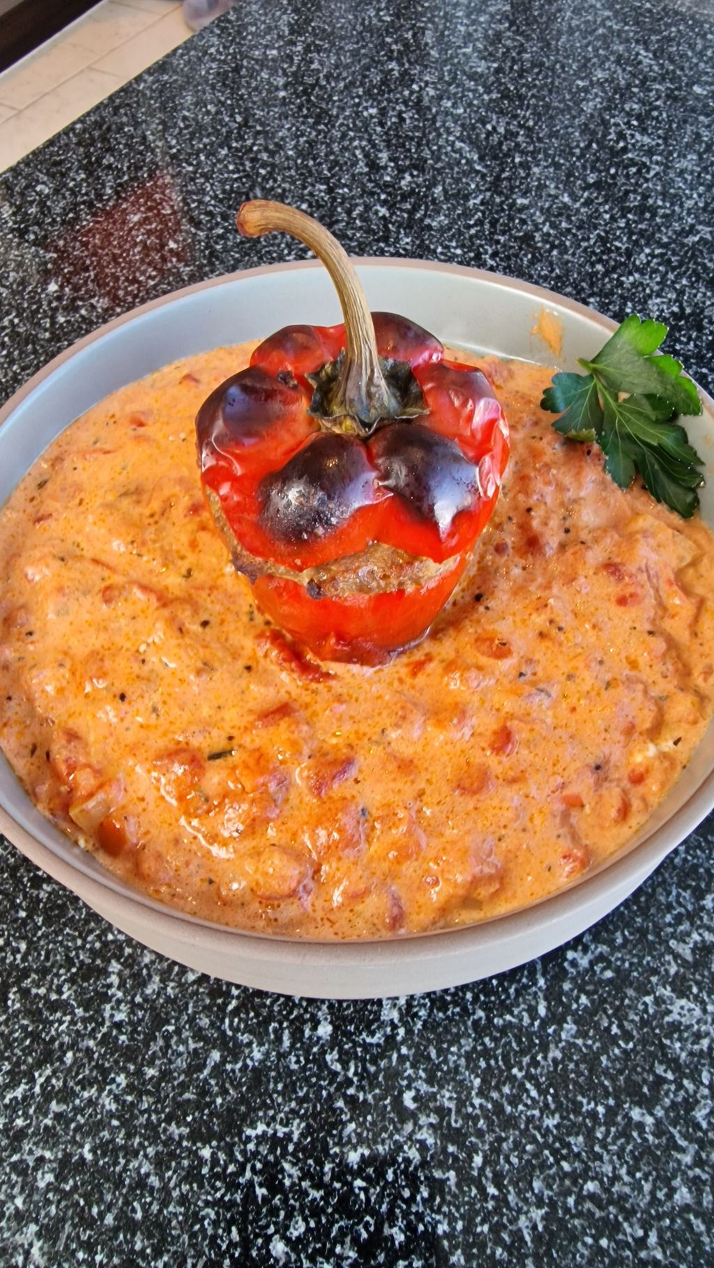 Gefüllte Paprikaschoten mit Rahmtomaten