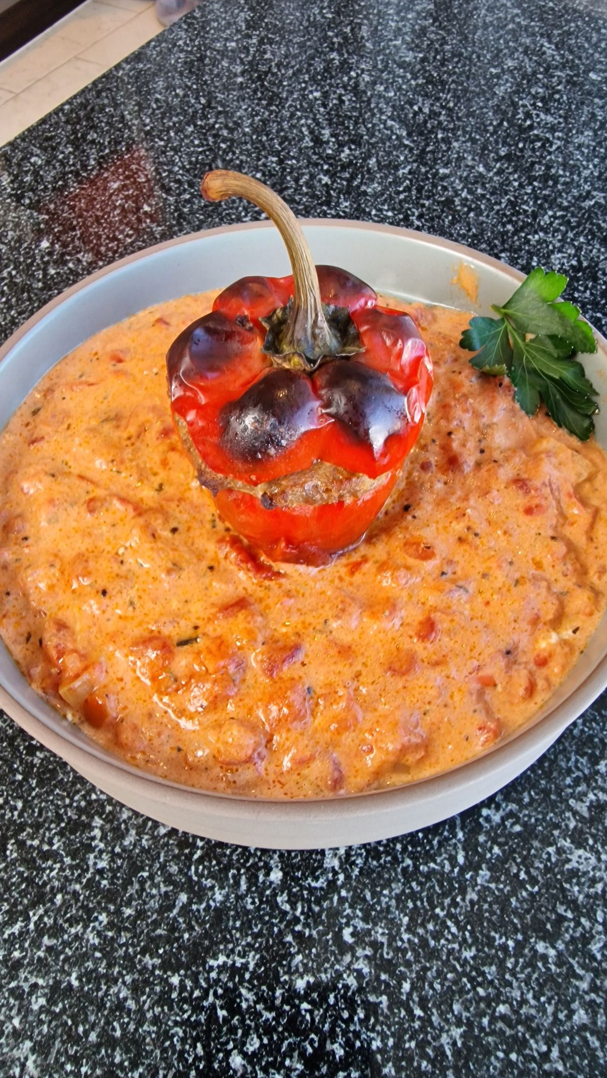 Geschmorte Rinderwade mit Portweinsoße, Bimi-Spagelragout ...