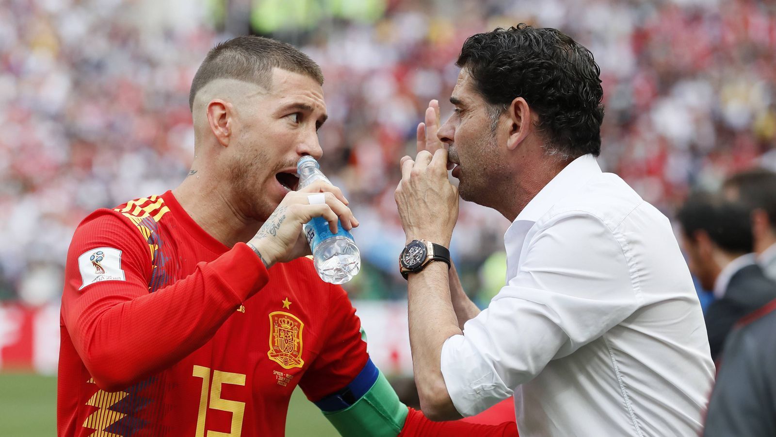 
                <strong>So krass feiert Ramos das russische Eigentor</strong><br>
                Irgendwann geht es doch wieder in die eigene Hälfte, schließlich sind ja noch 78 Minuten zu spielen. Aber erst noch schnell mit dem Coach anstoßen, so ein Nicht-Tor schießt man ja schließlich nicht alle Tage.
              