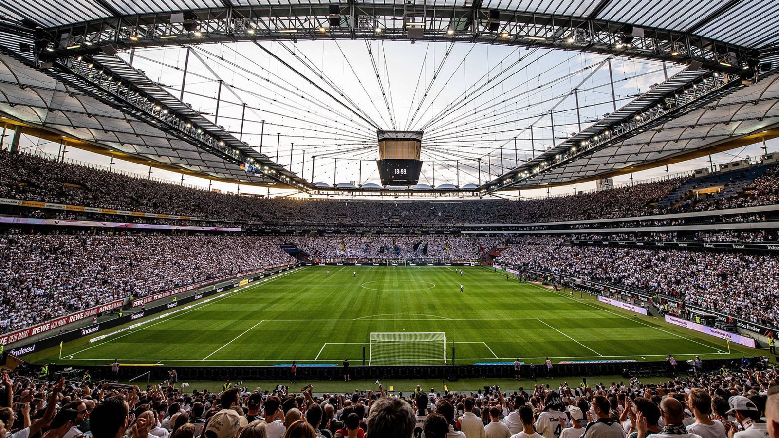 
                <strong>Platz 11: Commerzbank Arena (Eintracht Frankfurt)</strong><br>
                4,5 Sterne (9949 Bewertungen)
              