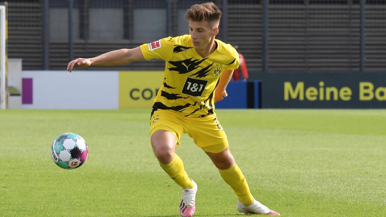 
                <strong>Tobias Raschl</strong><br>
                Der ehemalige U19-Kapitän ist bereits seit der vergangenen Saison Teil des Profikaders. Erst am 34.Spieltag durfte er aber sein Debüt feiern. "Insgesamt habe ich mir mehr Einsätze und mehr Spielminuten erhofft", sagte Raschl rückblickend auf sein erstes Profijahr. Angesichts der Konkurrenz im Mittelfeld, dürfte es auch in dieser Saison schwer werden, auf die nötigen Spielanteile zu kommen. 
              