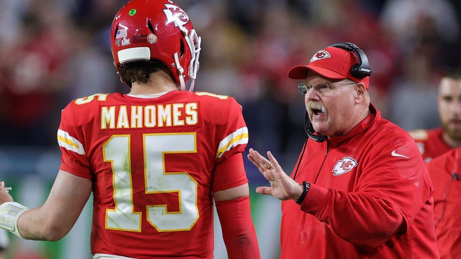 <strong>Franchise</strong><br>
                Die Chiefs wählten Mahomes im Draft 2017 an zehnter Stelle in der ersten Runde aus – und landeten einen Volltreffer. Nachdem er in seinem Rookie-Jahr "nur" Backup-Quarterback des etatmäßigen QBs Alex Smith war und in aller Ruhe von ihm lernen konnte, startete er ab der Saison 2018 richtig durch - und holte schon eine Spielzeit später den Super Bowl nach Kansas City.