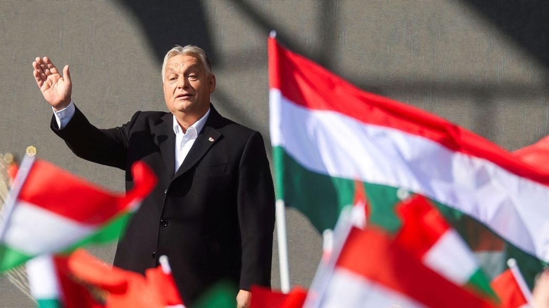 Ungarns Premierminister Viktor Orbán winkt bei den Feierlichkeiten in Budapest zum 68. Jahrestag des ungarischen Aufstands von 1956.