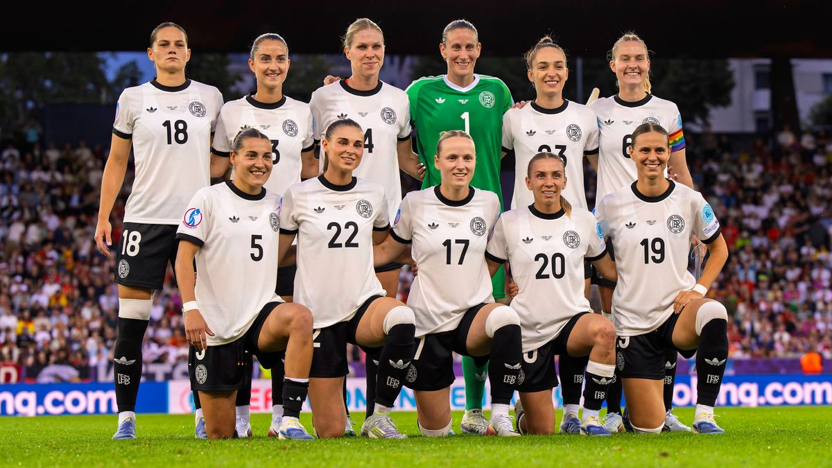 23.07.2025, UEFA Frauen-Europameisterschaft 2025 in der Schweiz. Halbfinale, Deutschland - Spanien, Im Stadion Letzigrund Zürich. Mannschaftsfoto vor dem Spiel mit Torhüterin Ann-Katrin Berger (Deu...