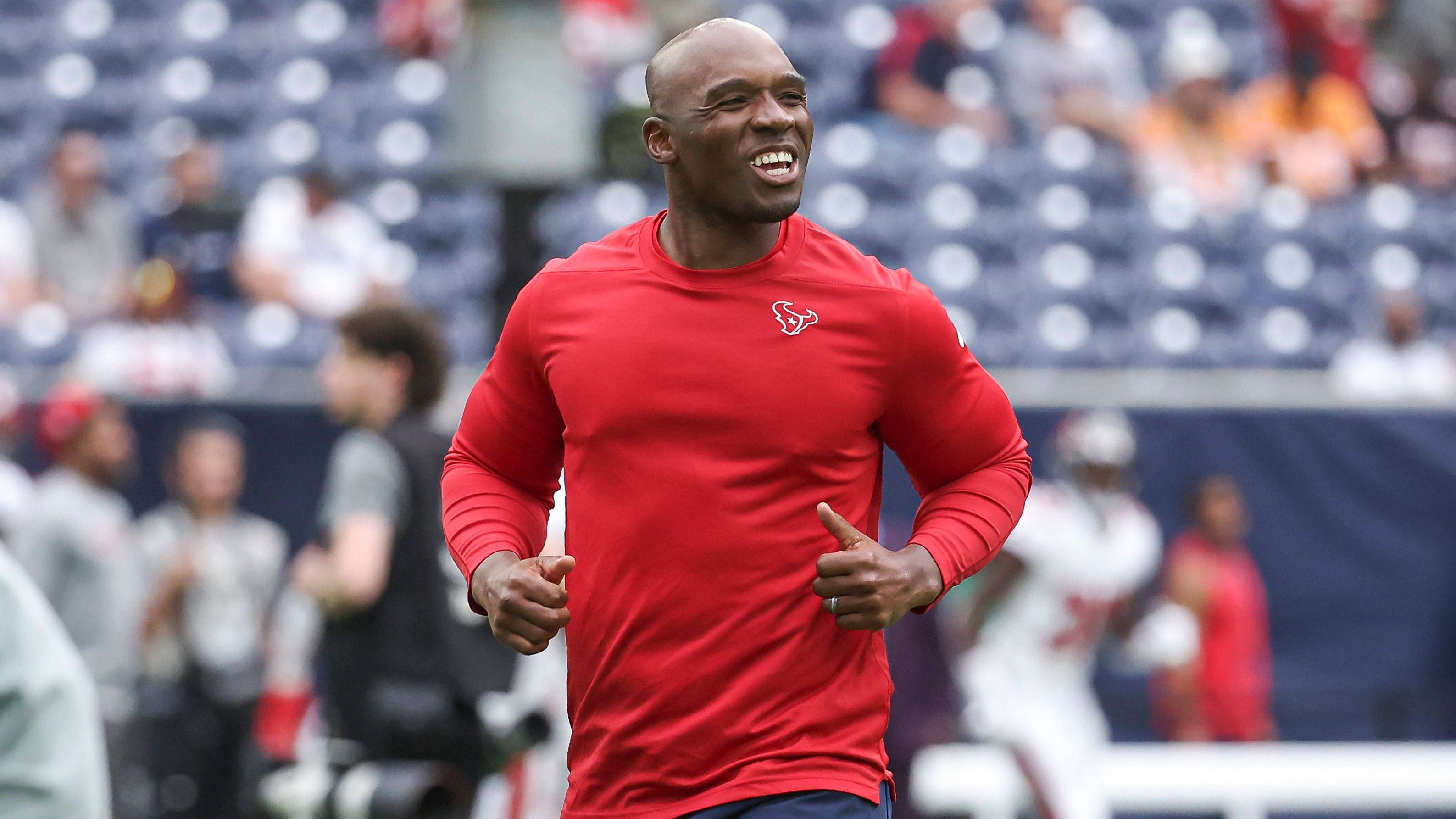 <strong>Coach of the Year: DeMeco Ryans (Houston Texans)</strong><br>Die Texans lieferten auf sportlicher Seite die Cinderella-Story des Jahres. Dem zweitschlechtesten Team der Saison 2022 gelang mit vielen jungen Gesichtern ein bemerkenswerter und so nicht zu erwartender Umschwung. Großen Anteil daran hatte Head Coach Ryans, der seinem Team ein neues Sieger-Gen einimpfte. Und das, obwohl es sein erstes Jahr überhaupt als Head Coach war.