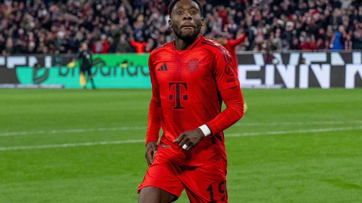 Alphonso Davies (FC Bayern Muenchen, 19) bejubelt sein Tor zum 5:1. GER, FC Bayern Muenchen vs. RB Leipzig, Fussball, Bundesliga, 15. Spieltag, Spielzeit 2024 2025, 20.12.2024. (DFL DFB REGULATIONS...