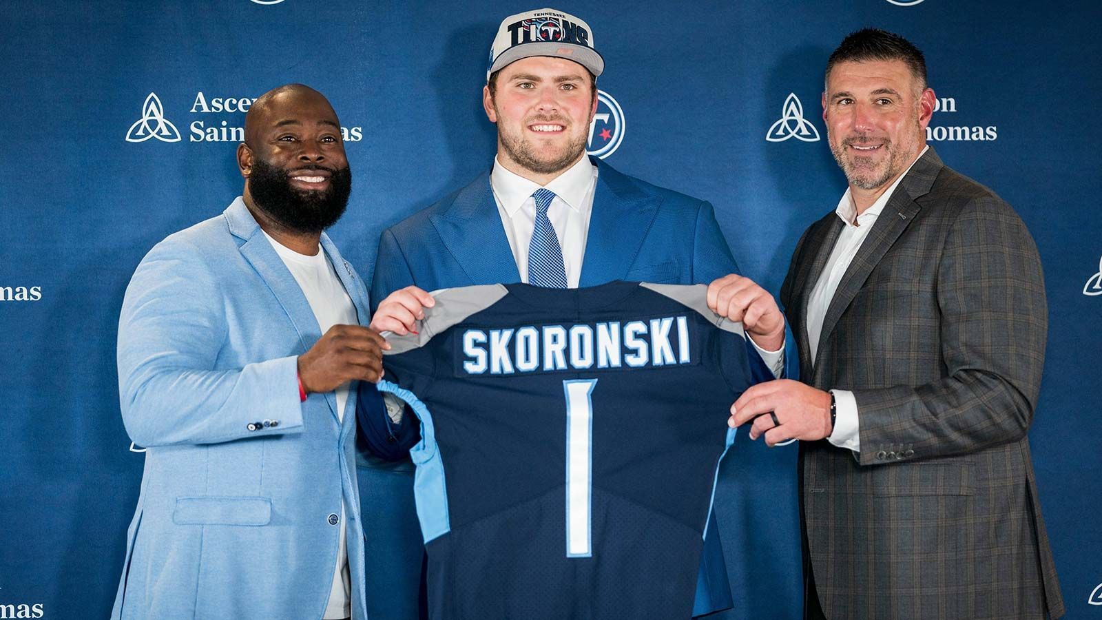 
                <strong>Skoronski frühster Northwestern-Spieler seit 1983</strong><br>
                Die Tennessee Titans entschieden sich mit ihrem Auswahlrecht an Position elf in der ersten Runde für Offensive Lineman Peter Skoronski von der Northwestern University. Der 21-Jährige ist damit der früheste Draft-Pick seines Colleges seit Chris Hinton, der 1983 von den damaligen Baltimore Colts an Nummer vier gewählt wurde. Der heute 61-Jährige spielte in den elf Jahren seiner Karriere neben den Colts für die Atlanta Falcons und die Minnesota Vikings. Er wurde 1985, 1989 und 1993 zum All-Pro gekürt und erhielt sieben Pro-Bowl-Nominierungen.
              