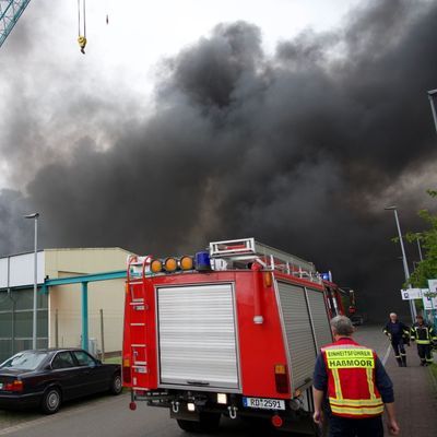 Halle mit Jacht brennt bei Werft am Nord-Ostseekanal