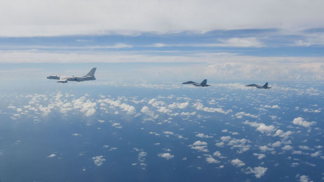 Kampfflugzeuge des Ostkommandos der chinesischen Volksbefreiungsarmee (PLA) während der Kampfübungen um die Insel Taiwan.