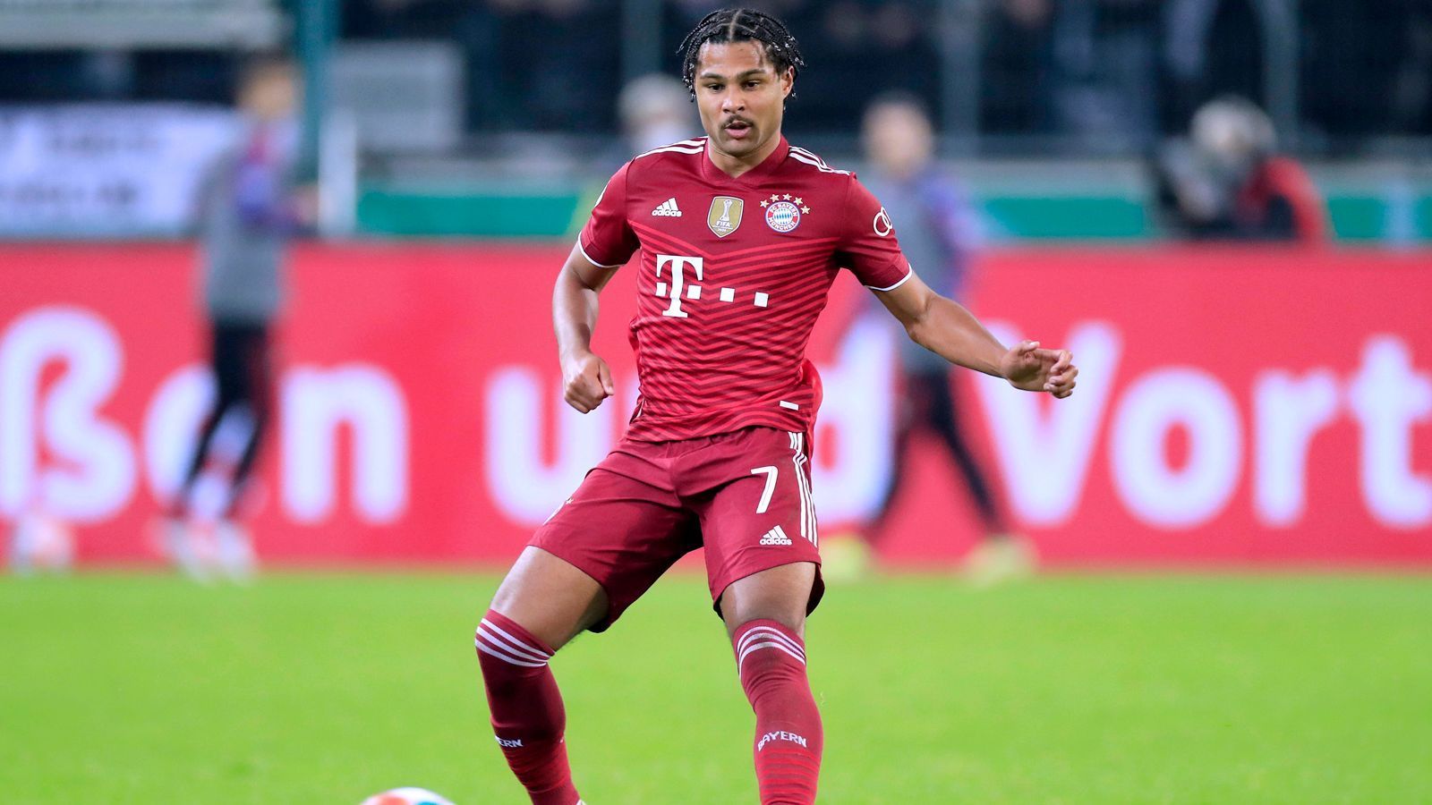 
                <strong>Serge Gnabry</strong><br>
                Kommt in der 66. Minute für Coman und hat vier Zeigerumdrehungen später die Möglichkeit, die Führung auszubauen, trifft aber nicht. Ansonsten ohne nennenswerte Aktionen. ran-Note: 4
              