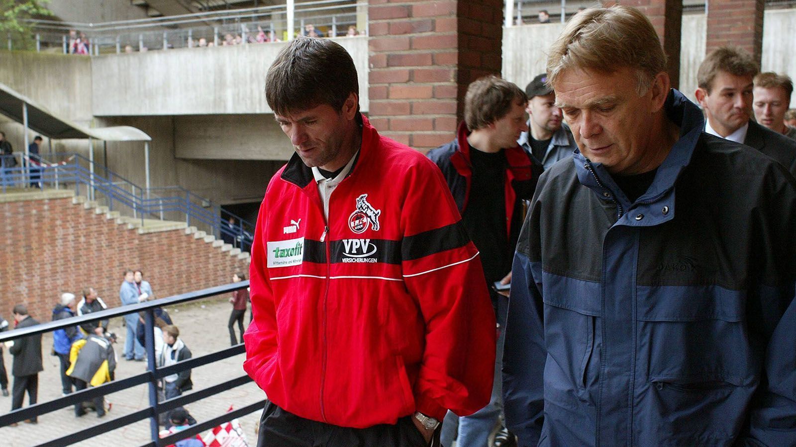 
                <strong>2. Abstieg: 2002</strong><br>
                Friedhelm Funkel (l.) konnte den zweiten Abstieg der Klubgeschichte nicht mehr verhindern, nachdem das Team unter Ewald Lienen bereits in den Tabellenkeller rutschte. 29 Zähler und gerade einmal sieben Siege reichten nur für Platz 17. Fehleinkäufe wie Marco Reich und Lilian Laslandes sorgten mit dafür, dass Köln runter musste. 
              