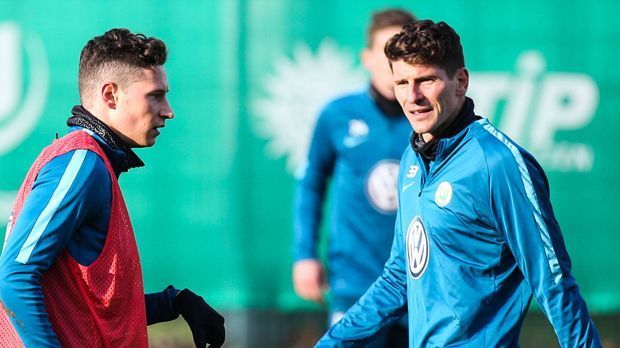 
                <strong>Dezember 2016: Gomez wettert gegen Draxler</strong><br>
                Der Sieg am 15. Spieltag war danach ein wenig Balsam für die Wolfsburger Seele. Nach dem 1:0 gegen Frankfurt gab es aber statt Erleichterung vielmehr Kritik aus den eigenen Reihen. So wetterte Gomez in Richtung Draxler: "Wer nicht hier sein will, der soll auch gehen. Wir alle haben das im Sommer falsch eingeschätzt. Es wurde versucht, Spieler zu überzeugen. Aber Reisende soll man nicht aufhalten."
              