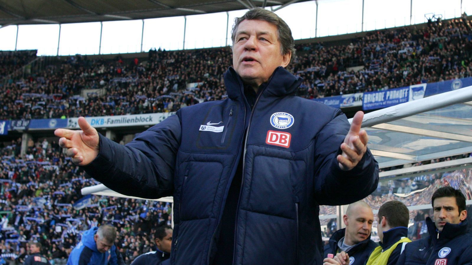 <strong>Platz 1: Otto Rehhagel (832 Bundesliga-Spiele)</strong><br>
                Otto Rehhagel konnte mit Werder Bremen zwei Meisterschaften und einen Pokalsieg feiern, zudem gelang ihm mit Fortuna Düsseldorf ein weiterer Pokalsieg. 1998 führte er den 1. FC Kaiserslautern als einzigen Aufsteiger überhaupt in der Bundesliga-Geschichte zur Meisterschaft. Die Krönung seiner Trainerkarriere erreichte er jedoch 2004 mit dem EM-Triumph mit Griechenland.