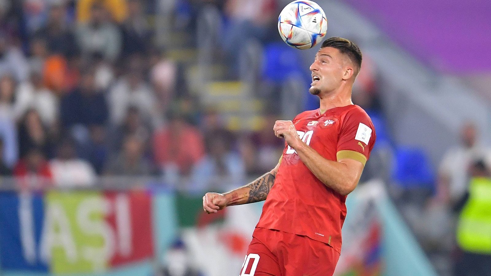 
                <strong>Sergej Milinkovic-Savic (Serbien)</strong><br>
                Eine eigentlich hochtalentierte serbische Mannschaft schied nach der Vorrunde mit nur einem Punkt aus drei Spielen aus. Superstar Sergej Milinkovic-Savic konnte, trotz eines Tores beim 3:3 gegen Kamerun, nur selten überzeugen und stand nur einmal über die vollen 90 Minuten auf dem Platz. Dabei wollte der Mittelfeldspieler die Weltmeisterschaft als Bühne nutzen, um sich für einen Wechsel zu einem absoluten Topklub zu empfehlen. Ob Lazio Rom nach diesen Vorstellungen weiter die für einen Transfer geforderten 100 Millionen Euro erhalten würde, darf stark bezweifelt werden.
              