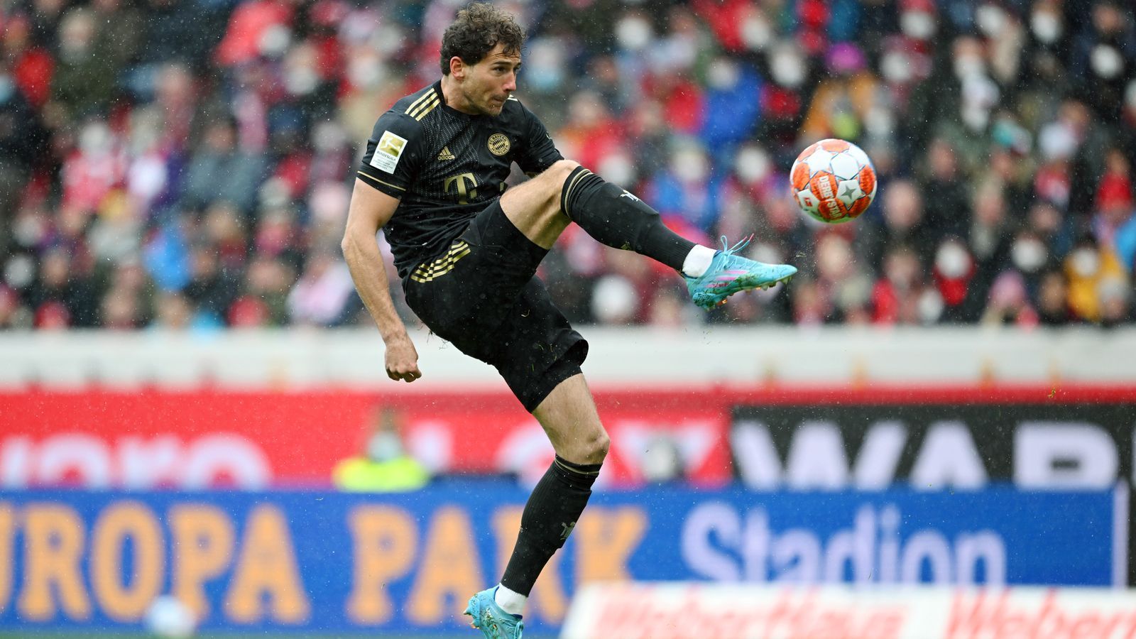 
                <strong>Leon Goretzka</strong><br>
                Feiert nach vier Monaten Pause sein Comeback, und das gleich von Beginn an. Er beißt sich in das Spiel. Sein eigenes läuft noch nicht ganz flüssig, wobei er gewohnt zweikampfstark agiert. Belohnt sich für den Einsatz mit seinem Kopfball-Treffer zum 1:0. Geht in der 62. Minute runter. ran-Note: 3
              