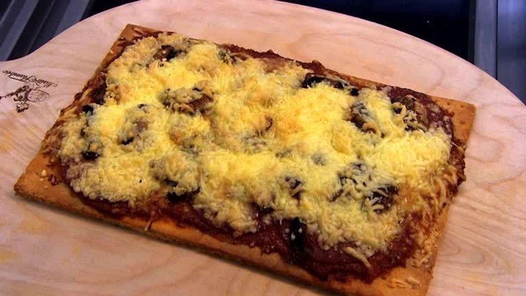 Was im Westen die Pizza war, war für DDR-Bürger Krusta. Aber was genau ist der Unterschied zwischen den beiden Gerichten? Online exklusiv verrät Abenteuer Leben das Rezept für die DDR-Spezialität.