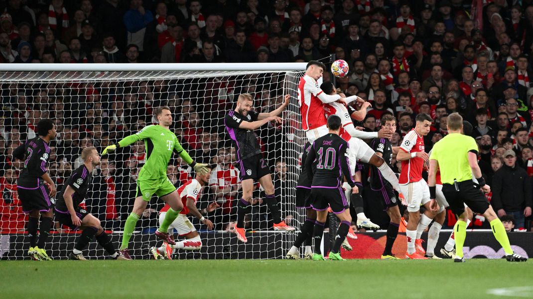 Spieler von Arsenal und Bayern kämpfen im Strafraum um den Ball.&nbsp;