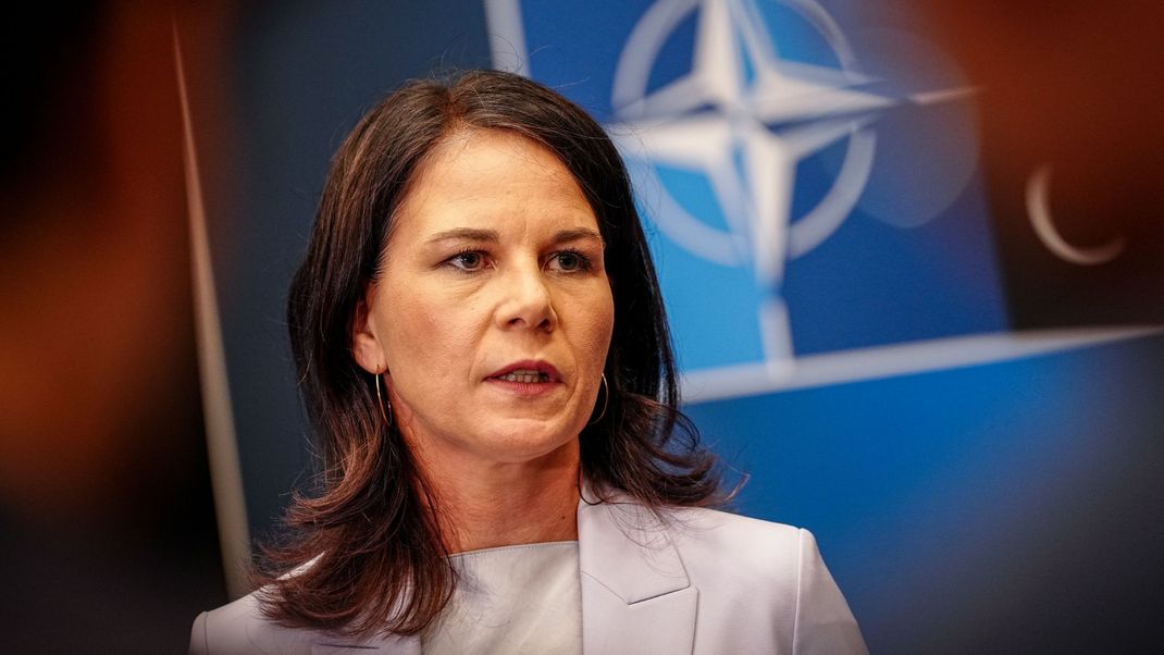 Außenministerin Annalena Baerbock gibt beim Nato-Gipfel ein Pressestatement.